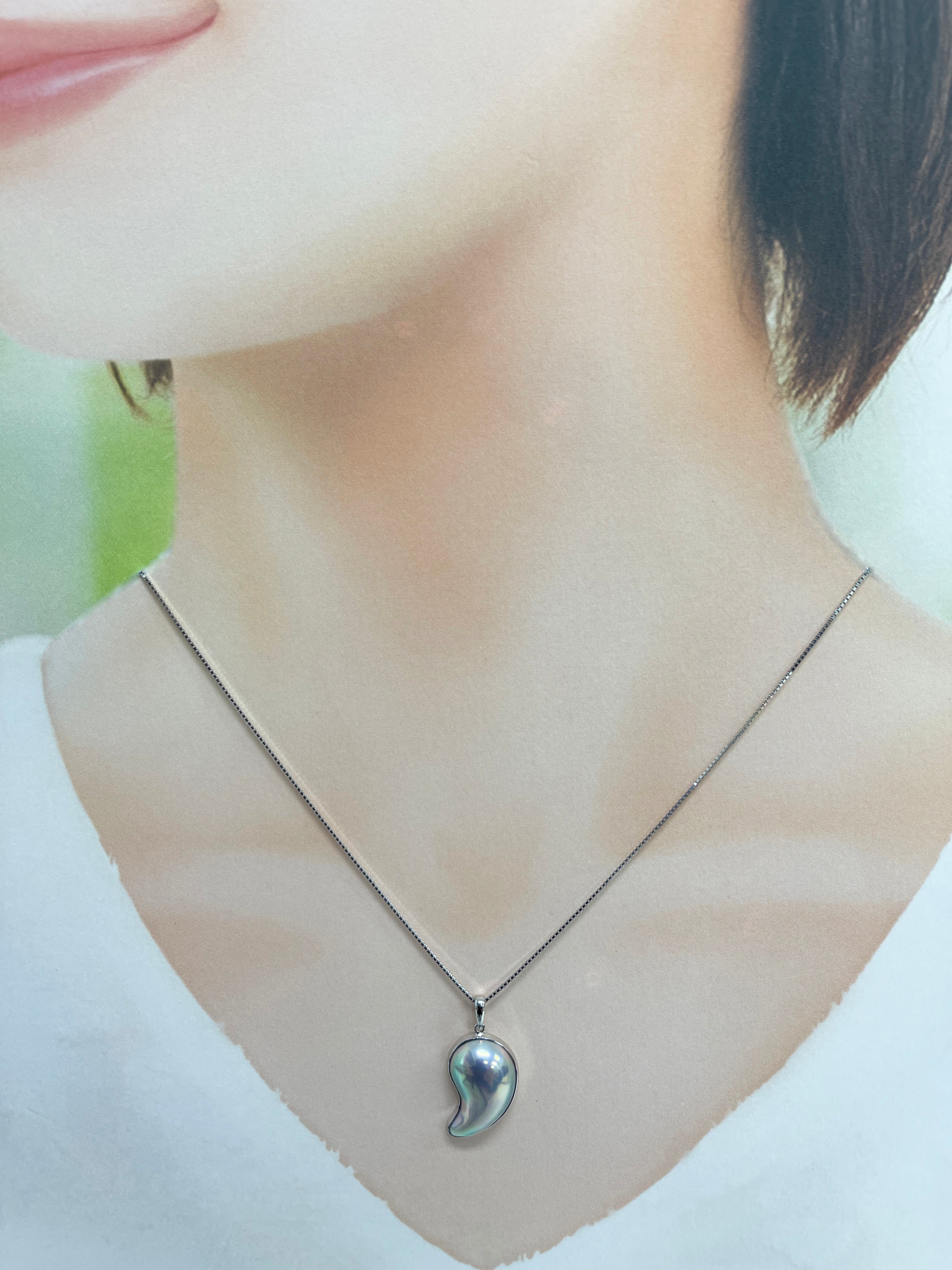 奄美の輝き®×虹珠 マベ真珠 勾珠型 K18ホワイトゴールド巻ペンダント